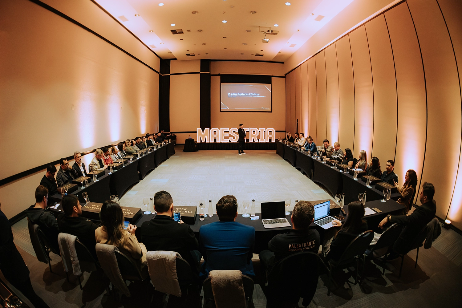 Participantes conectando ideias