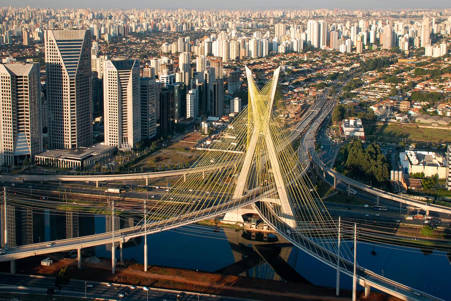 Vista aérea de São Paulo com a Ponte Estaiada sobre o Rio Pinheiros e os prédios ao fundo