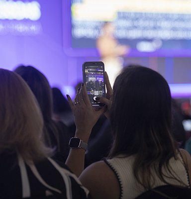 Participantes em sala de evento