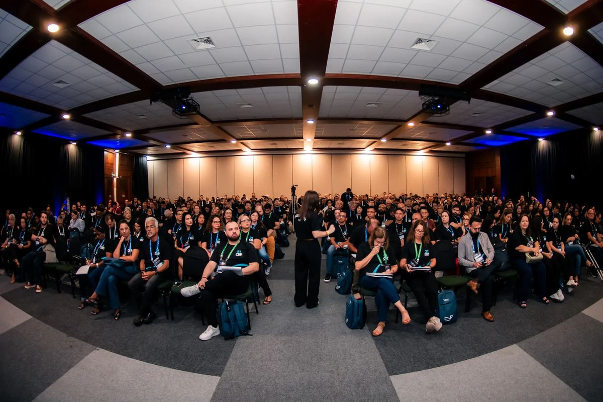 Auditório lotado durante evento do Instituto Negócios Públicos
