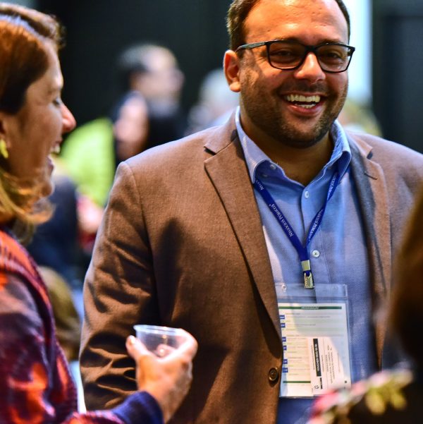 Participantes conversando durante o intervalo de uma masterclass
