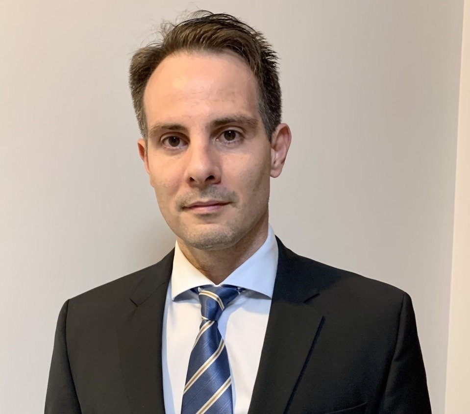 Professor Thiago Bergmann, de terno escuro e gravata azul