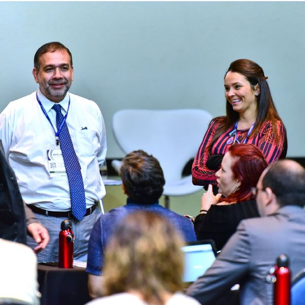 Palestrante e participantes em conversa durante atividade em sala