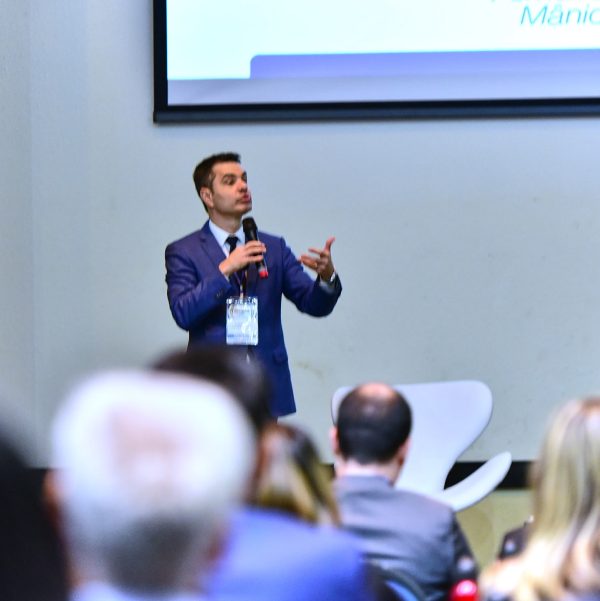 Professor em sala durante uma masterclass